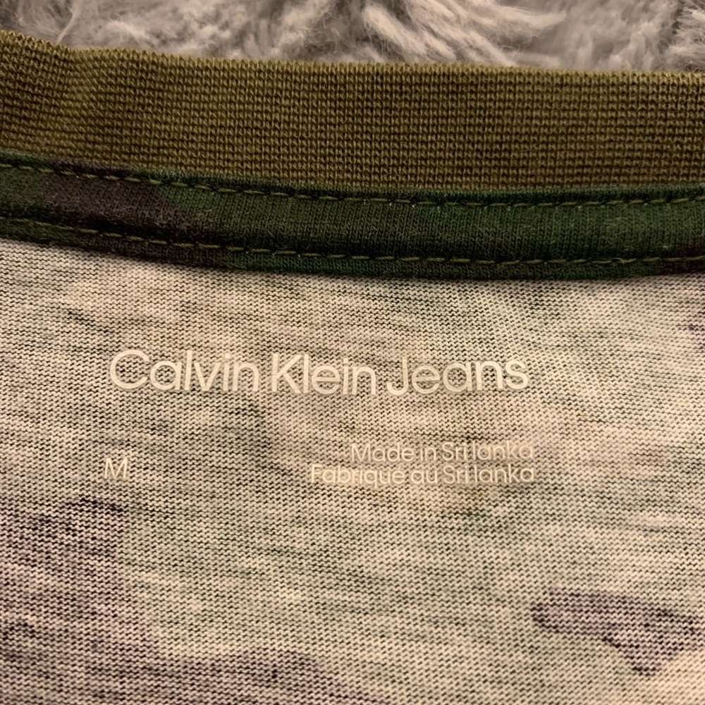 Calvin Klein Camo T-shirt - Picture 3 of 4
